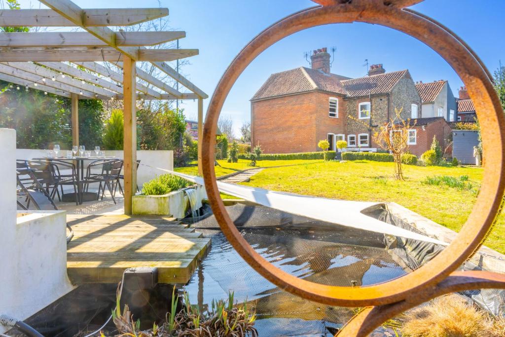 Swift Host - Flint Cottage - 2 Bedroom - Close to River - Parking, Thorpe Saint Andrew