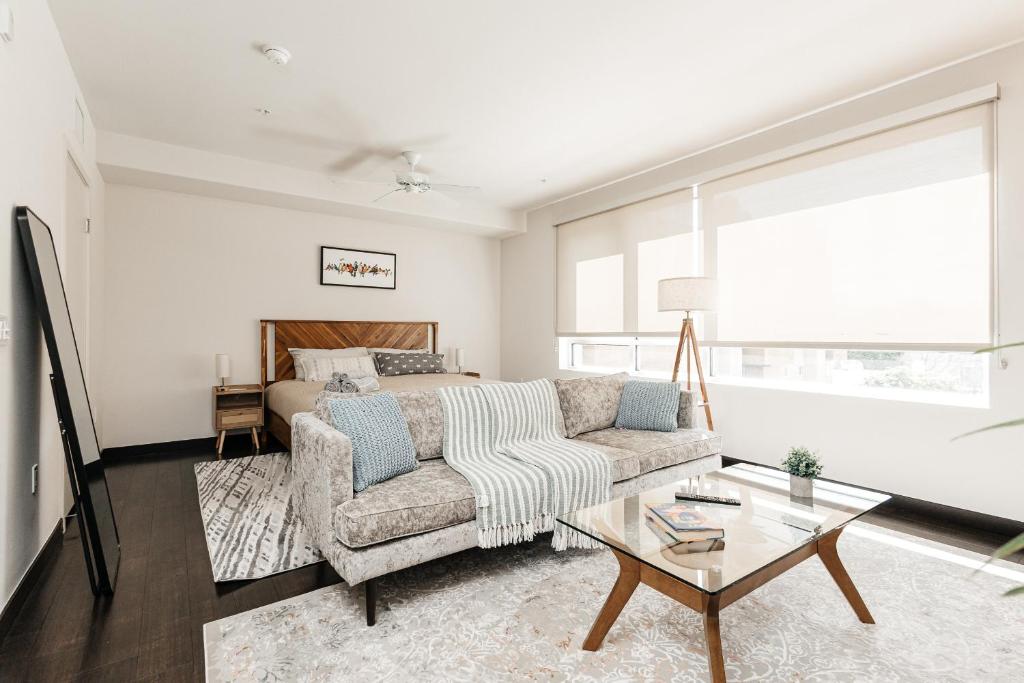 King Apartment in West Hollywood with Pool, Gym, Parking, Los Angeles