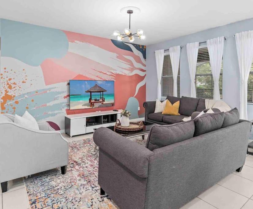 SUPER COMFY - 7BD 5 5BA SLEEPs 22 with AMENITIES, Davenport