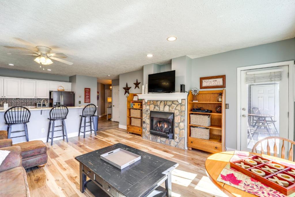 6 Mi to Skiing Mtn-View Condo in Seven Devils, Seven Devils