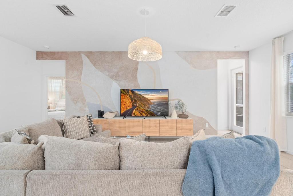 SUPER BOHO 25 - 9BDR-7BAs SLEEP 22 wAMENITIEs, Kissimmee