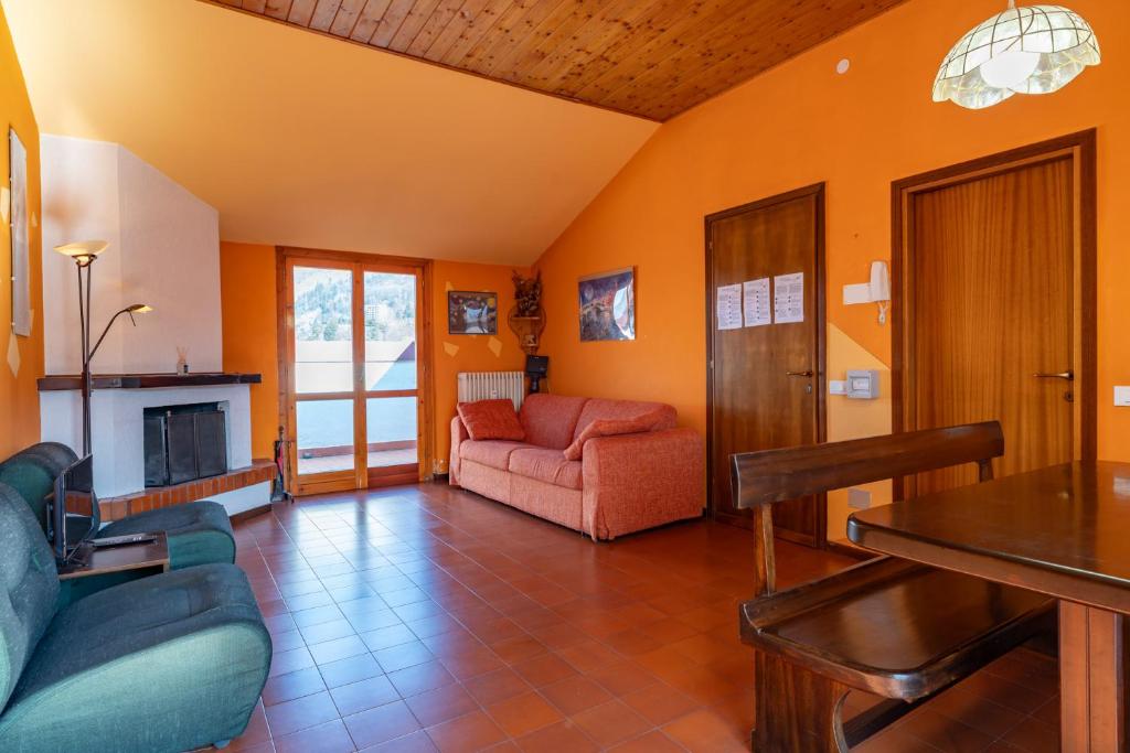 Spacious mountain view attic apartment, Barzio