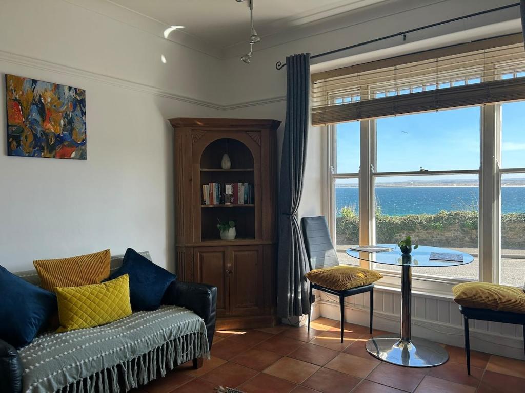 'Rocks' Sea Views with free parking in St Ives, St Ives