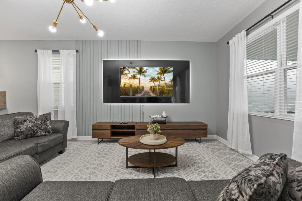 SUPER BLISS - 9BDR SLEEPs 30 - MOVIE ROOM & POOL, Kissimmee