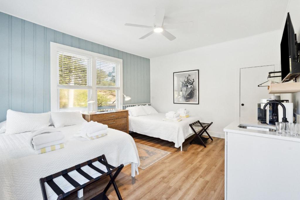 Folliday Inn - The Dolphin - Room 36, Folly Beach