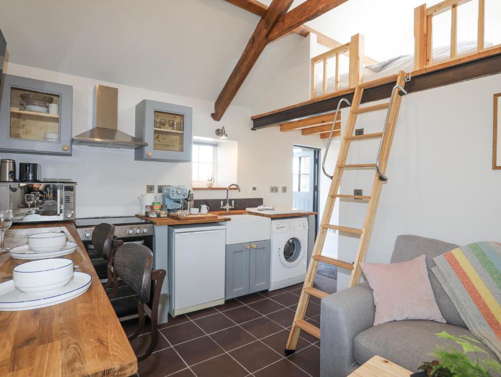 Cwt Mochyn - dog-friendly rural conversion with a secure orchard near Caernarfon