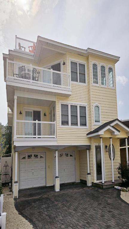 Wifi, Decks, Rooftop Deck, Beach Badges, Beach Chairs, Ocean Side Reverse Living Home Only Third 3Rd From The Beach Brant Beach, 12578, Brant Beach