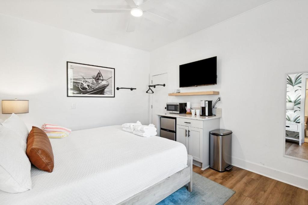 The Folliday Inn - The Racer - Room 35, Folly Beach