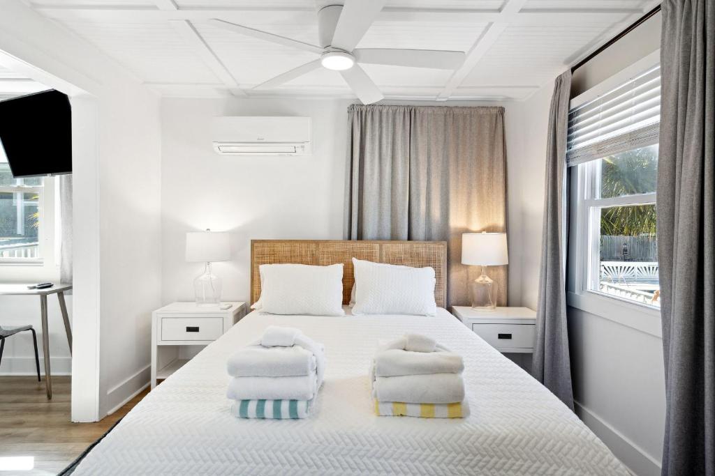 Folliday Inn - The Streamliner - Room 31, Folly Beach