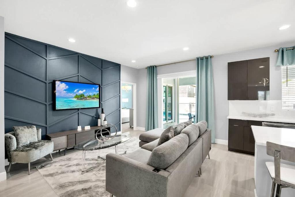 SUPER STYLE - 7BDRs 8BAs - LUX FINISHINGs & POOL, Davenport