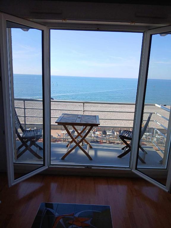 Face à la mer by Corinne, Mers-les-Bains