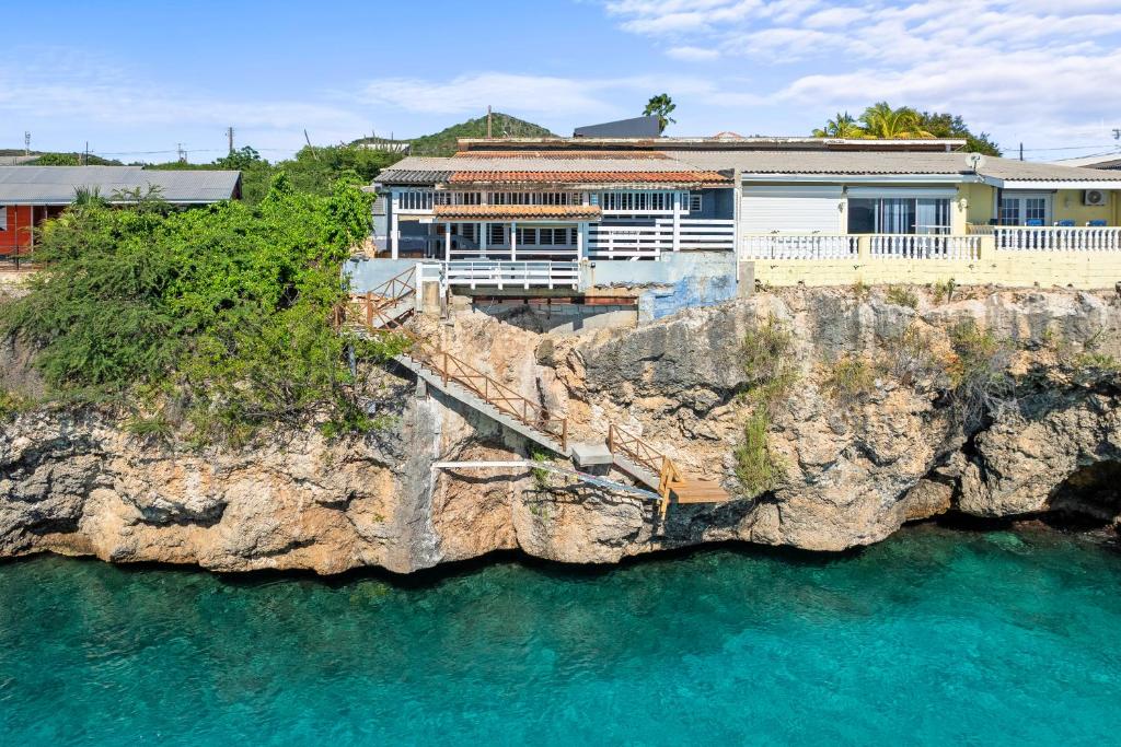 Oasis Of Your Dreams, Westpunt