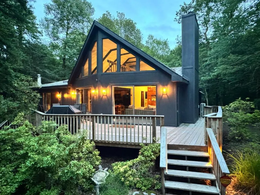 Luxe Lake Harmony Home, Game Room, Firepit, Deck, hotel in Spilt Rock