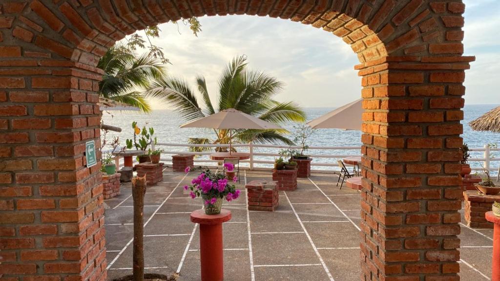 Traditional Sierra Leon Oceanfront Rooms - Adults Only - 1