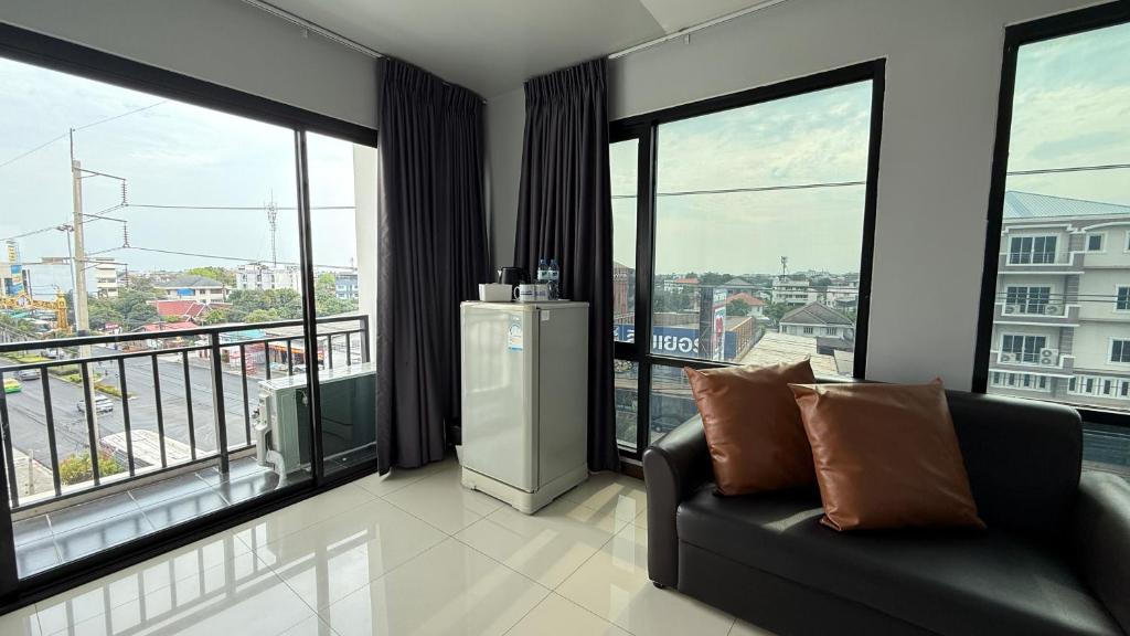 Balcony/terrace, BAAN PAKNAM HOTEL in Samut Prakan