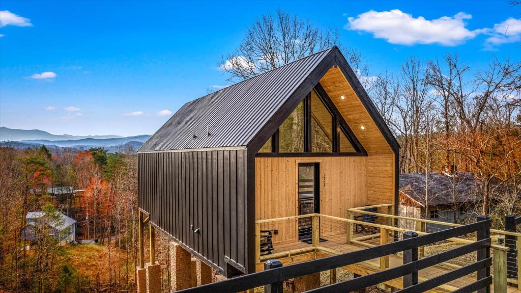 The Flame Azalea - Luxury Treehouse - Hot Tub, Wi-Fi, Soaring Views, 10 Min to PF - Perfect for Couples!, Sevierville