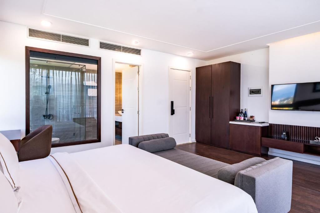 Shared lounge/TV area