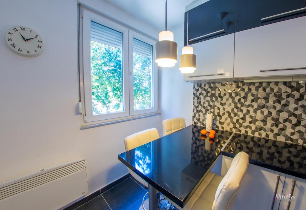 Charming Avenue Stay - 4