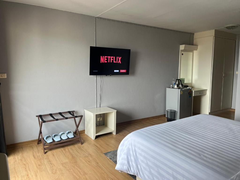 We Resident, Ban Bang Toei (1)