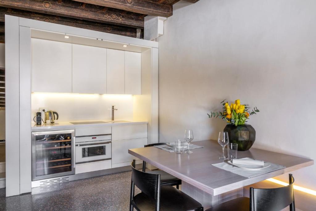 Luxury Apartment on Piazza Erbe - 4
