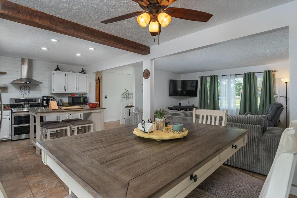 Cozy and Bright 3br apartment 15 min to DT Avl, Asheville