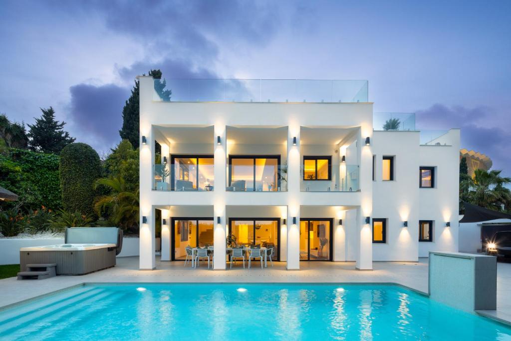 Villa Angelique, 5 BDR with Heated Private Pool in Puerto Banus - 1