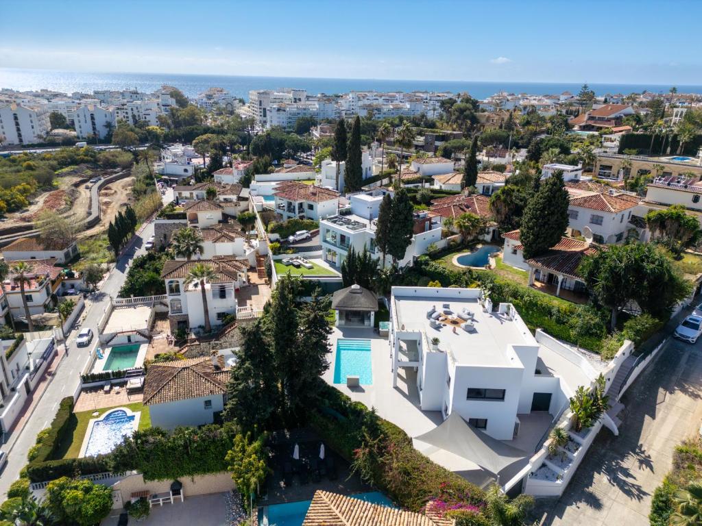 Villa Angelique, 5 BDR with Heated Private Pool in Puerto Banus - 3