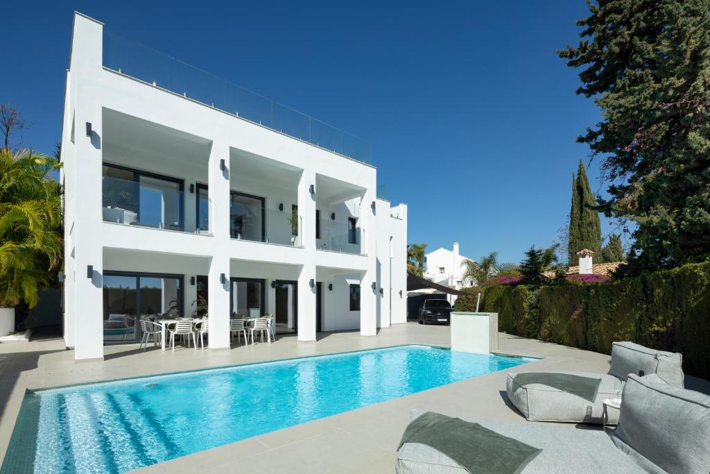 Villa Angelique, 5 BDR with Heated Private Pool in Puerto Banus - 2