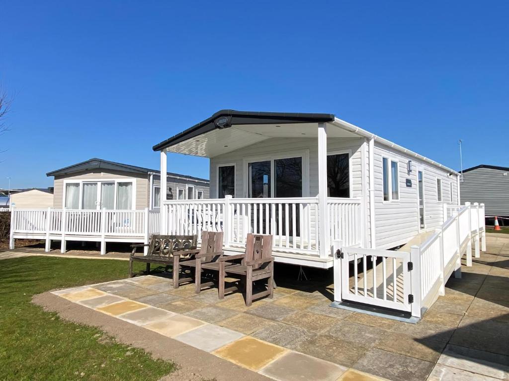 Brilliant 6 Berth Caravan For Hire At Haven Hopton In Norfolk Ref 80039G, Great Yarmouth