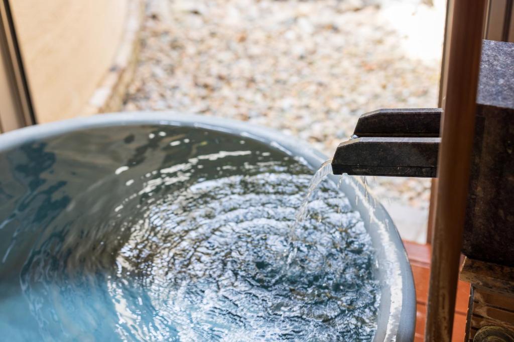 อ่างแช่น้ำร้อนกลางแจ้ง