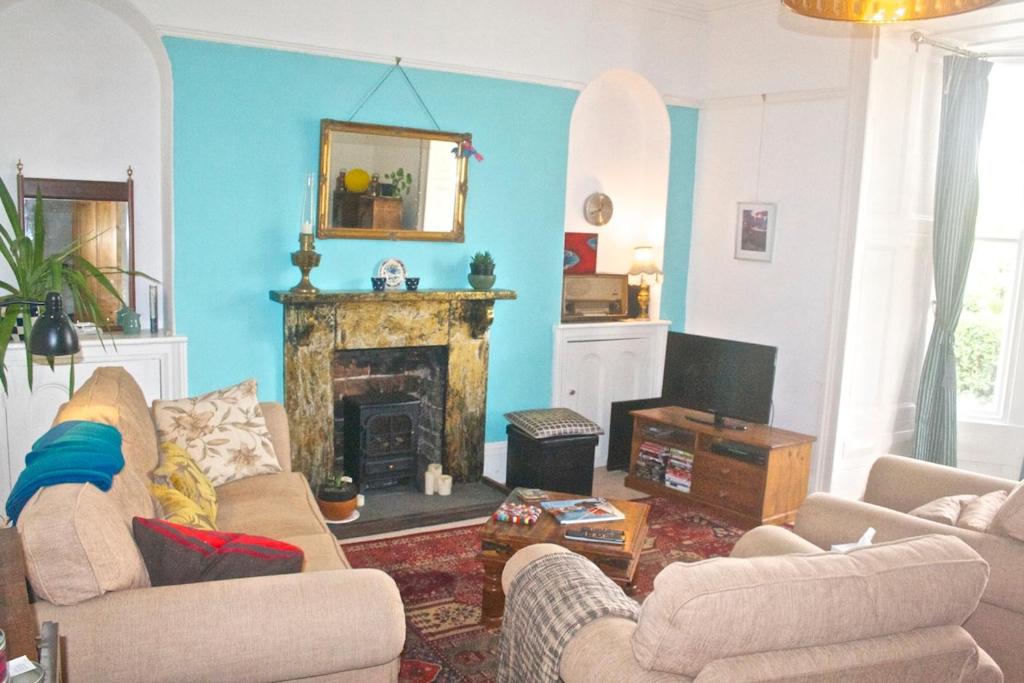 Large, luxurious and three min walk to sea and promenade, Penzance
