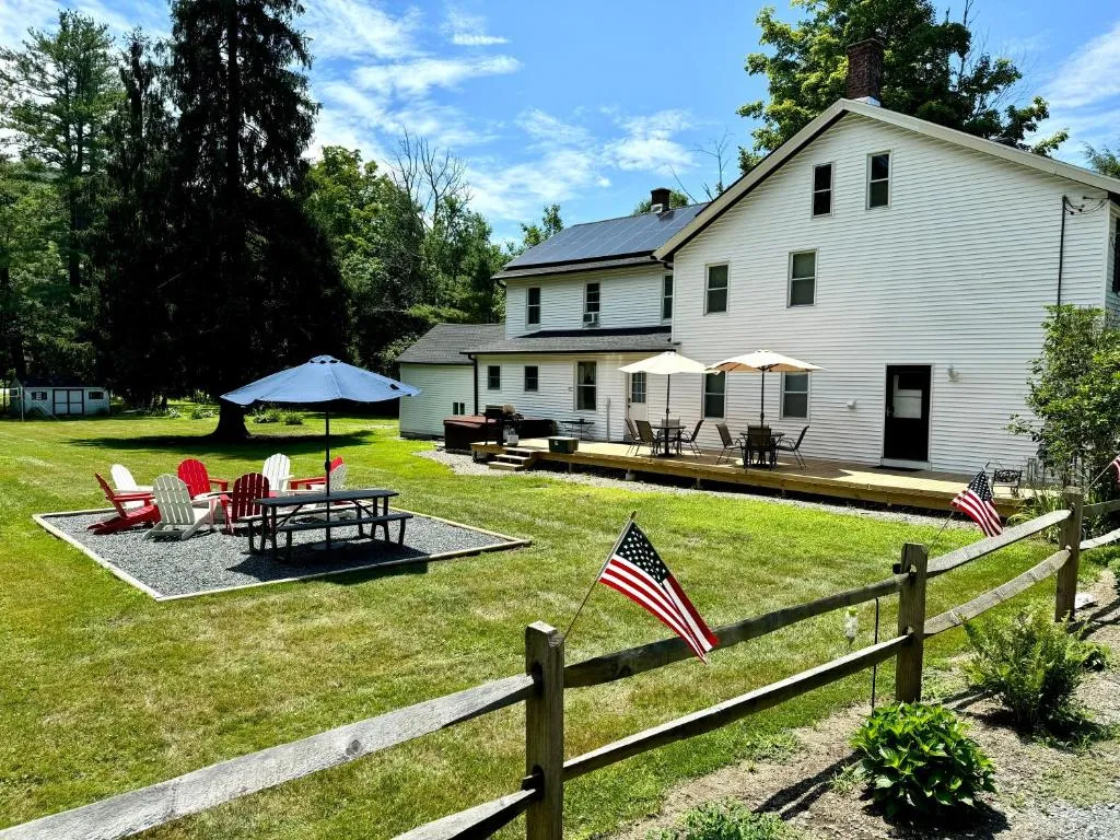 Berkshire Retreat Grand Home with Hot Tub and Large Yard, 5 mins from Jiminy Peak，位于汉考克的酒店