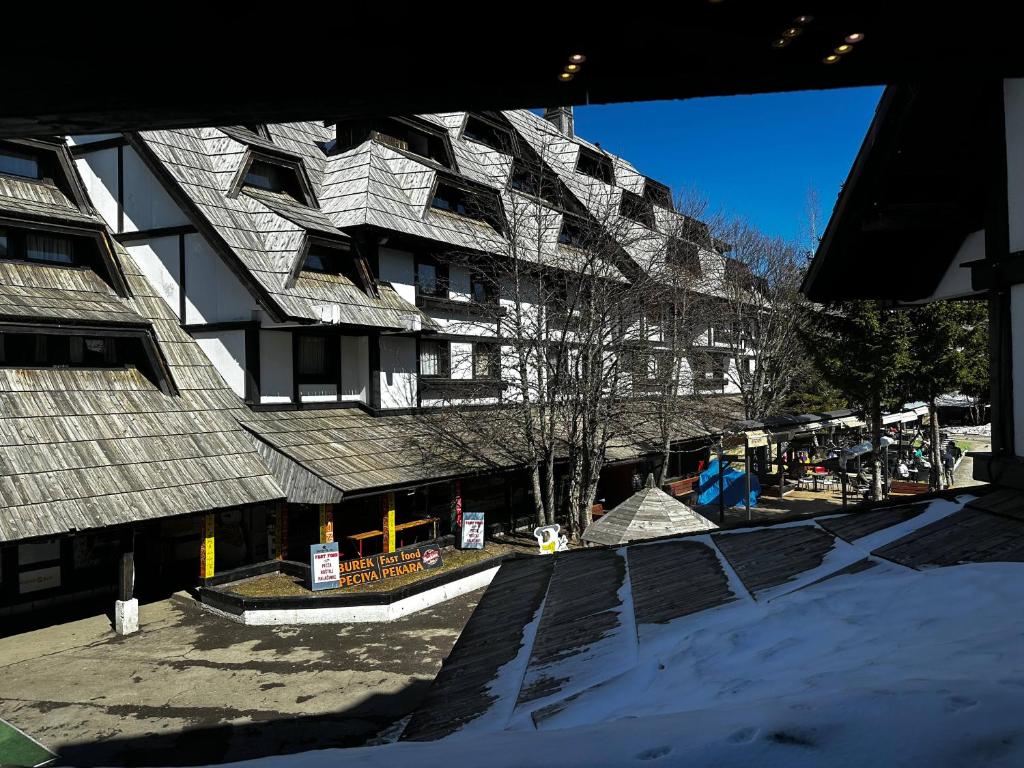 Konaci 25 Kopaonik - 1