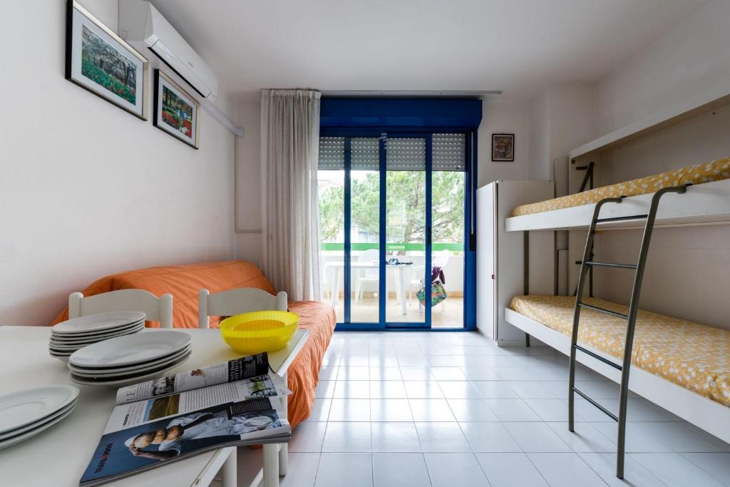 Cozy studio with lateral sea view in Bibione - 4