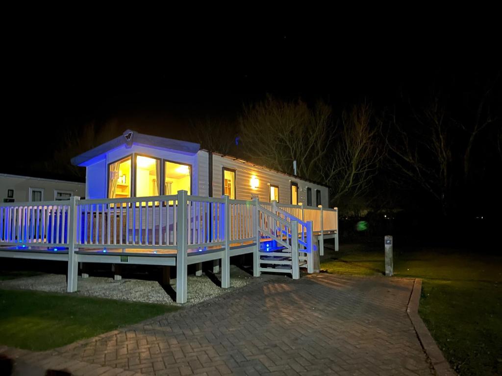 Premium location - Sleeps 6 - Caravan on The Lakes, Mablethorpe