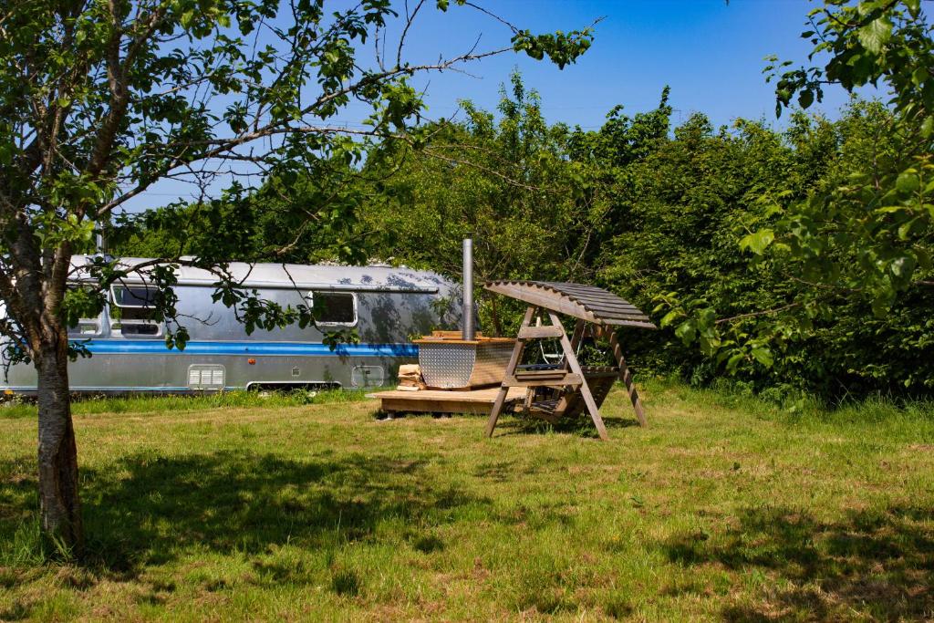 Luxury Airstream Getaway with Sauna and Hot Tub, Gartness