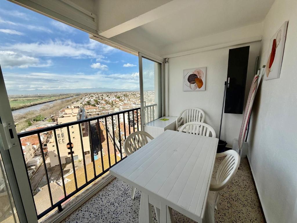 AwayDays - Karina - 1st Sea Line Studio, Empuriabrava