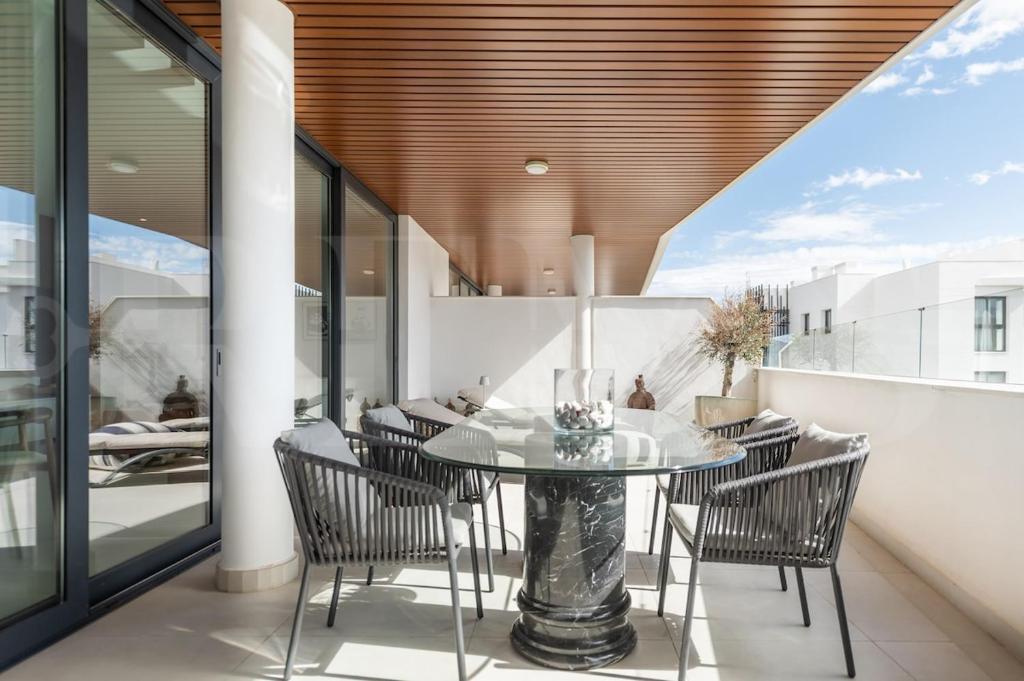 Seaside escape with views, pool and parking REMS - 5