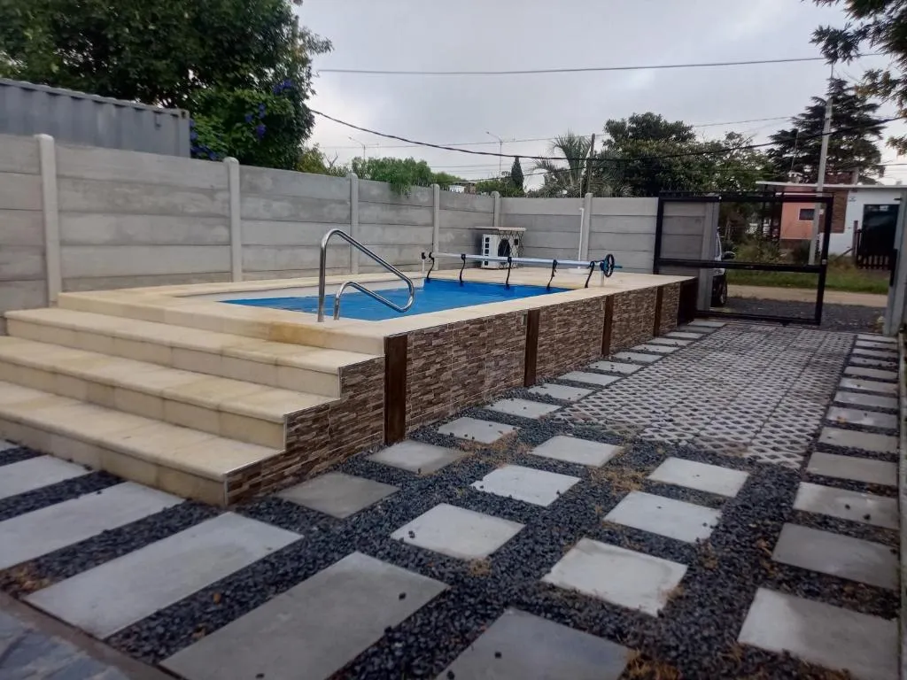 Casa con piscina climatizada para 6 personas en Parque del plata, Hotel in Parque del Plata