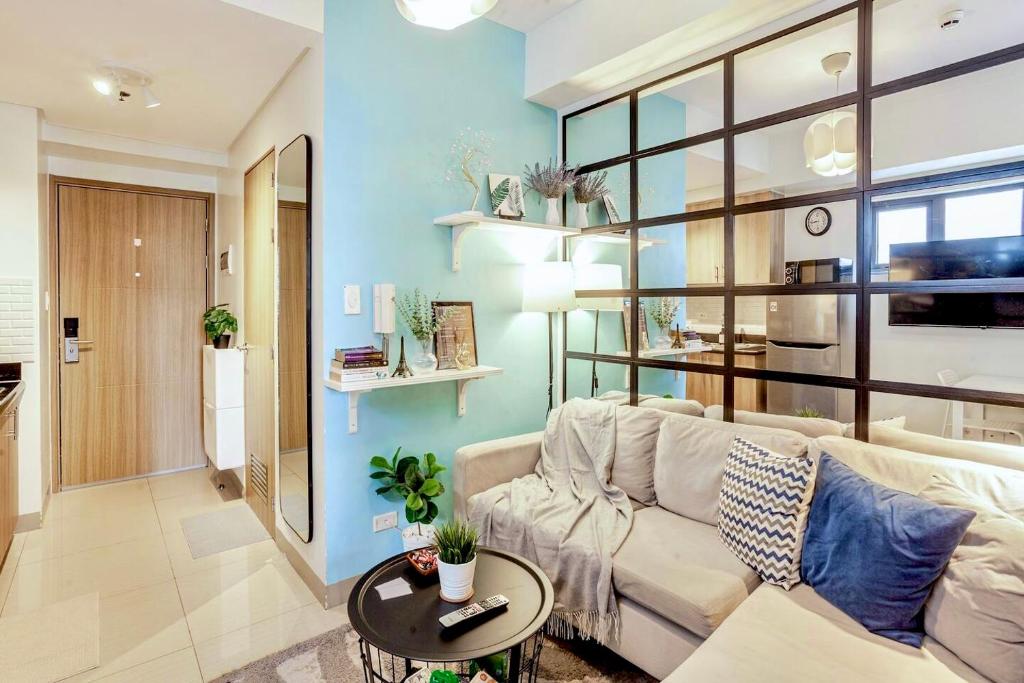 Cozy & Homey 1BR Apartment near MOA facing Pool with Own Parking with Netflix & DisneyPlus & up to 200mbps Wifi, Manila