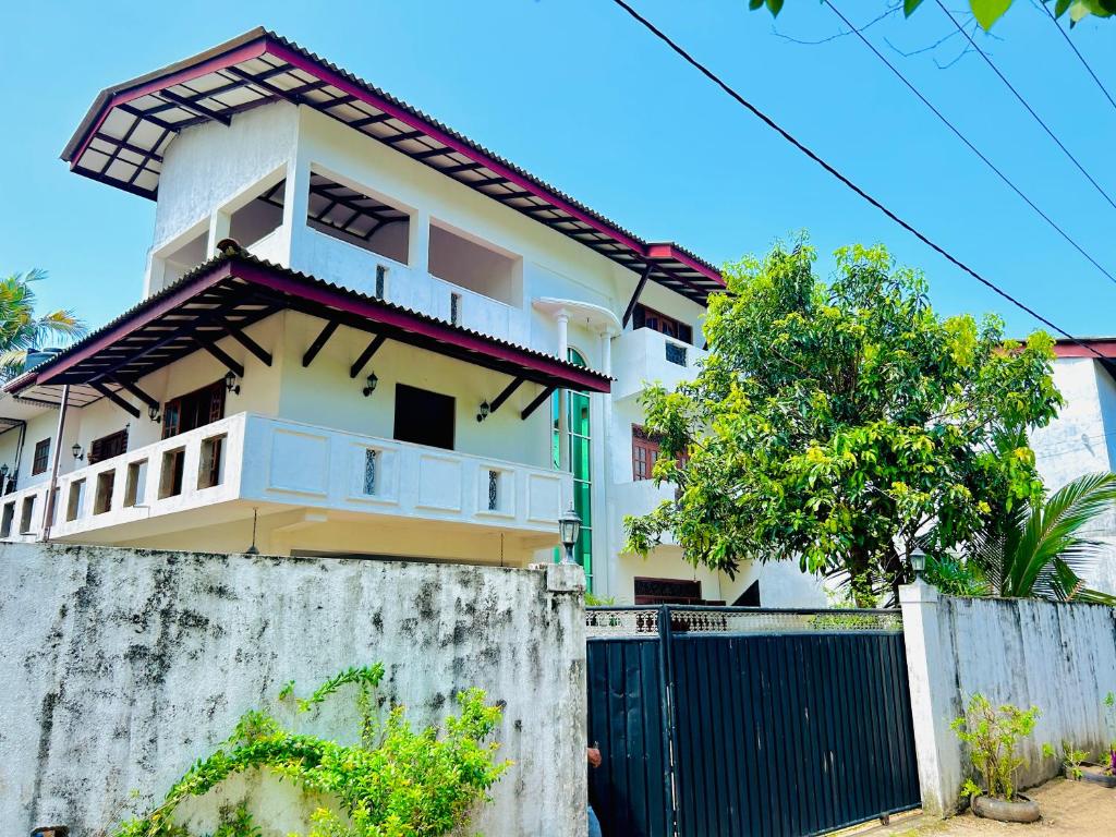 Serene Stay - Cozy Upstairs Apartment, Waskaduwa