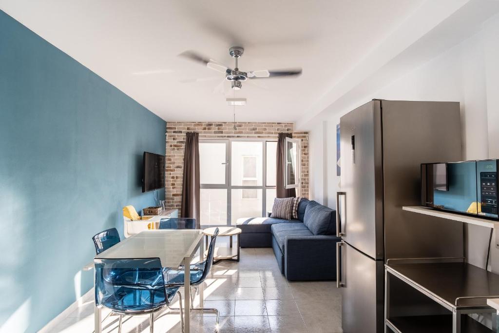 Modern 1 bed apartment, minutes from the beach - 1