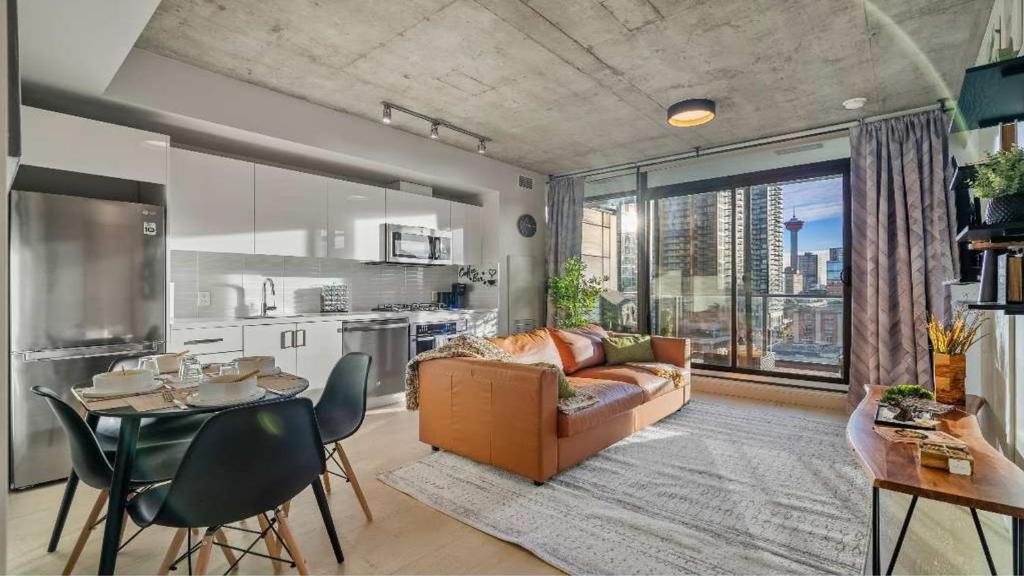 Miso 2 BD - Skyline View Patio Gym Pool & AC, Calgary