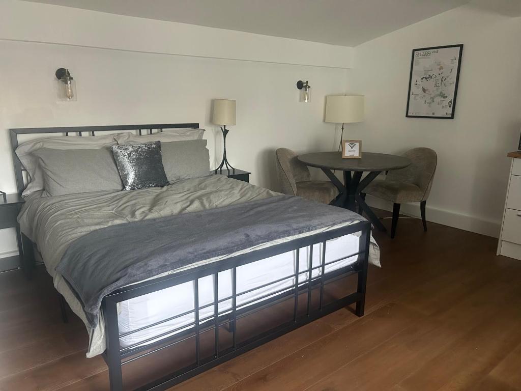 Spacious studio with free EV recharge overnight, Watford