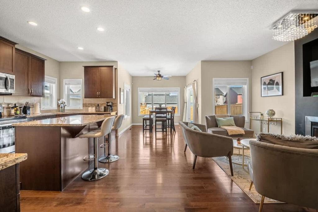 The Trenta - 4BD 3BA 2 Kitchen Stunner, Calgary