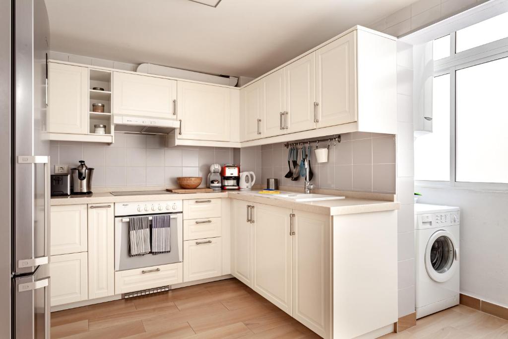 Modern spacious 3 bedroom apartment near the beach - 2