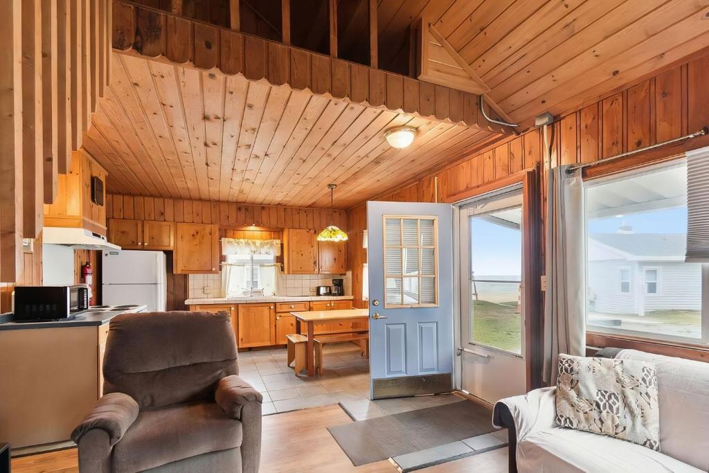 Lakefront Cottages 4 & 5 - 6BR Retreat for 12, Lincoln Junction