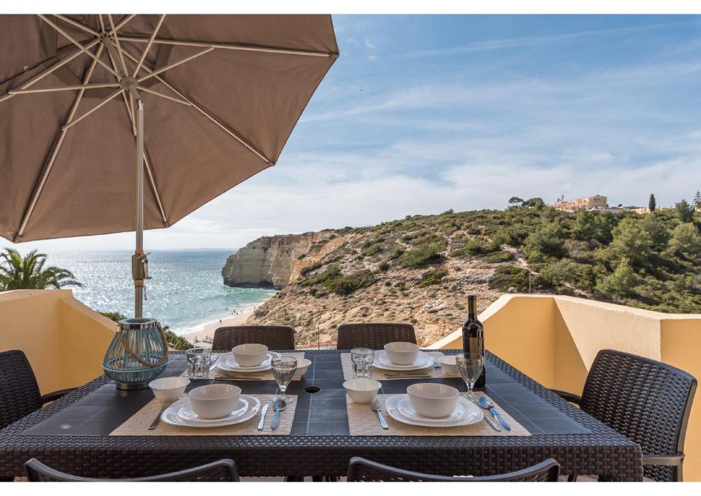 Oceanfront Escape in Carvoeiro - Breathtaking Algarve Views, Praia do Carvoeiro