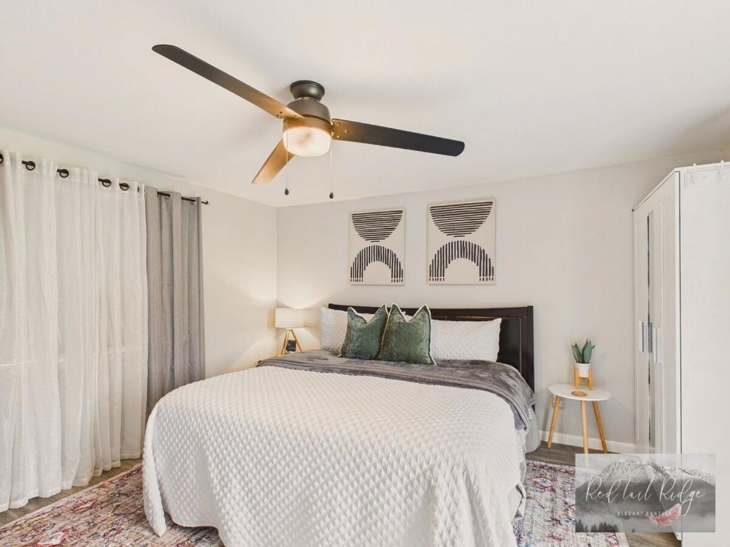 Main St New with AC Monthly stays Charming Cottage KING BED, Philomath