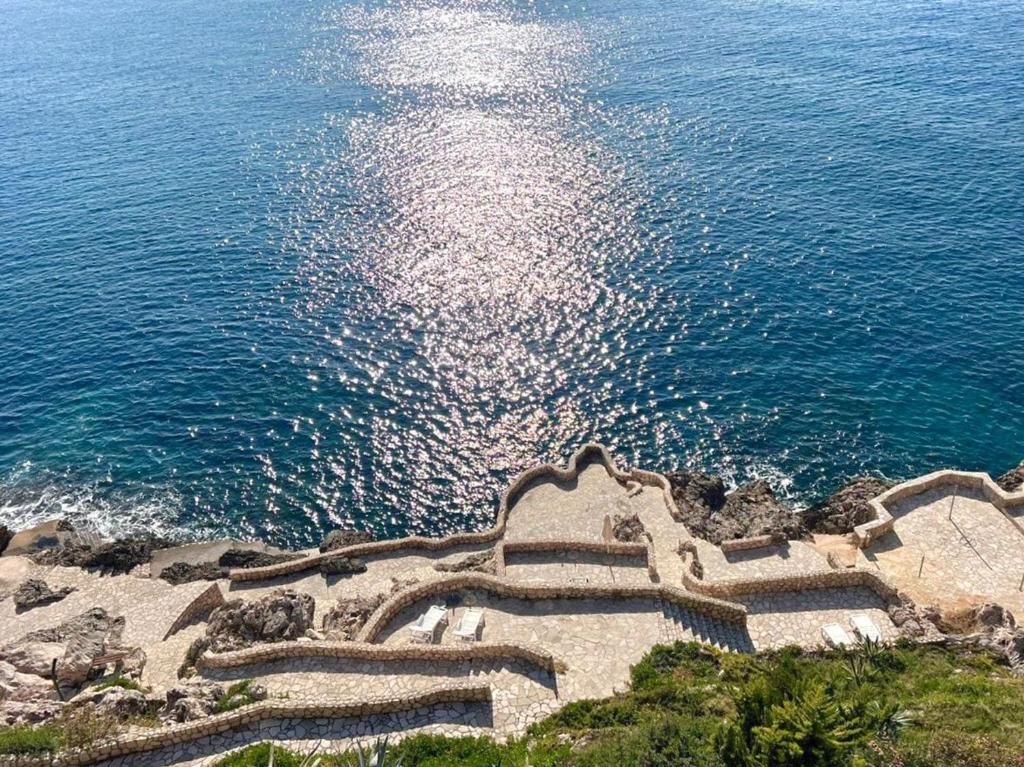 Modern Seaview Apartment with a Pool, Dobra Voda